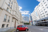 Straßenzug - Wunderschöne Neubauwohnung in bester Mitte Lage mit Aufzug, Balkon und TG Stellplatz