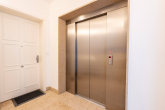 Aufzug - Wunderschöne Neubauwohnung in bester Mitte Lage mit Aufzug, Balkon und TG Stellplatz