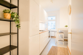 Bezugsfreie Wohnung mit sehr gut erhaltenen Altbau-Elementen in Berlin Friedrichshain - Küche