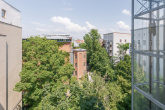 Blick nach hinten - Helle Altbauwohnung mit Einbauküche und Blick in den Görlitzer Park in Kreuzberg