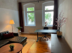 Wohnzimmer - Bezugsfreie Wohnung mit sehr gut erhaltenen Altbau-Elementen in Berlin Friedrichshain